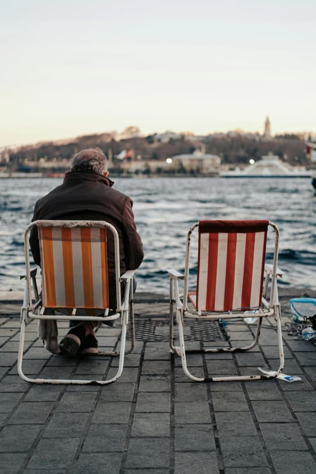 نمی‌دانیم جای کیست، صندلی همیشه خالی کنارمان!